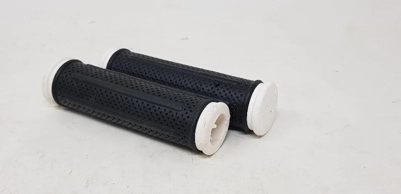 vintage torque-resistant bike grips-Herrmans 120mm Bike Handlebar Grips Black & White For Bikes With Gripshift, Revoshift